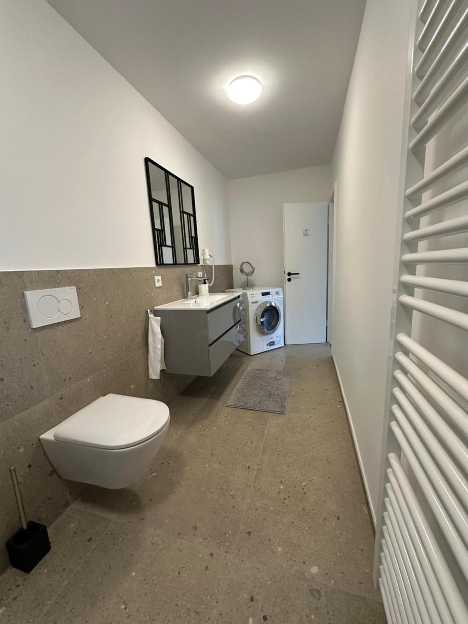 Living 77 Apartment