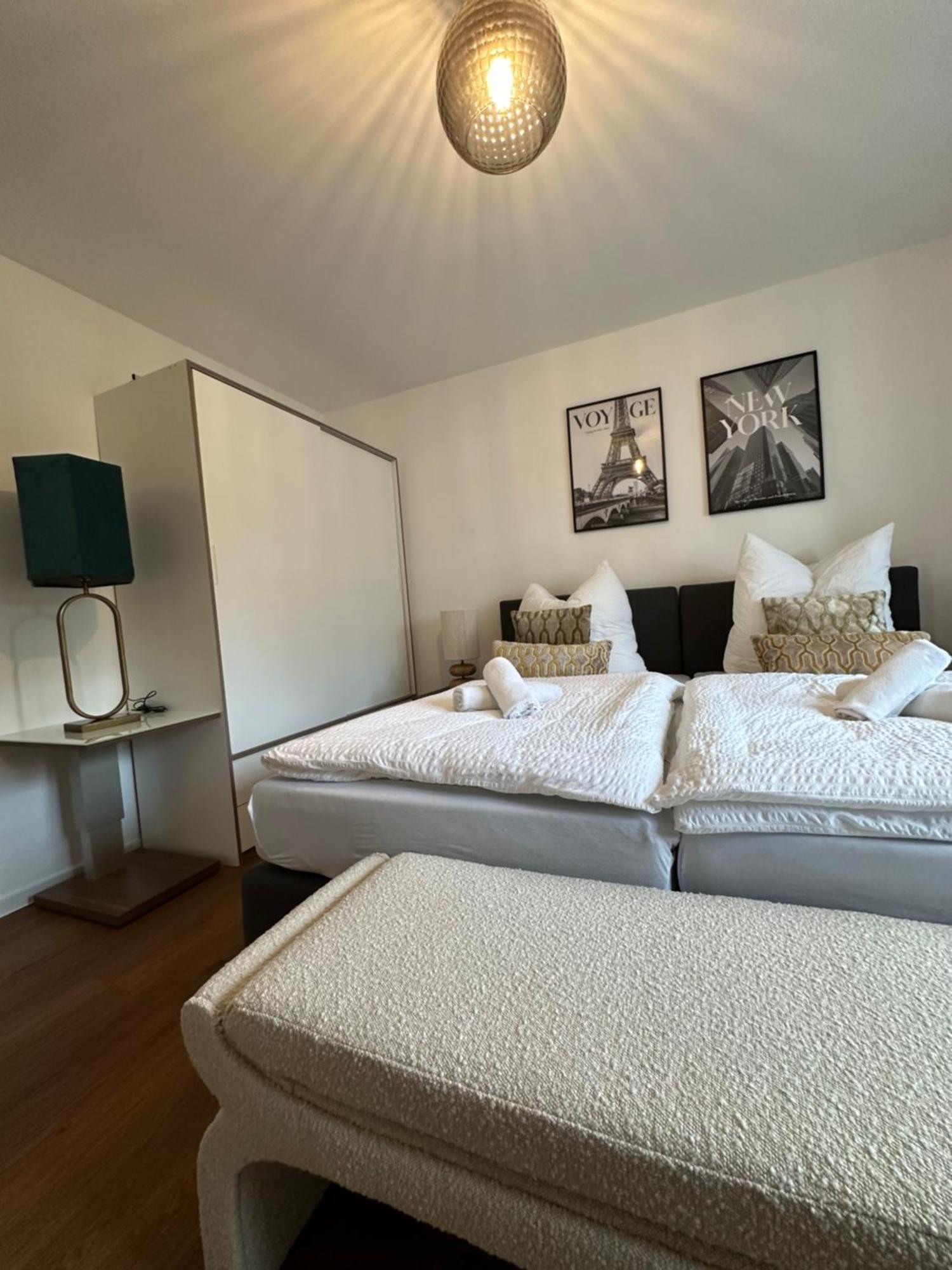 Apartment Living 77 *